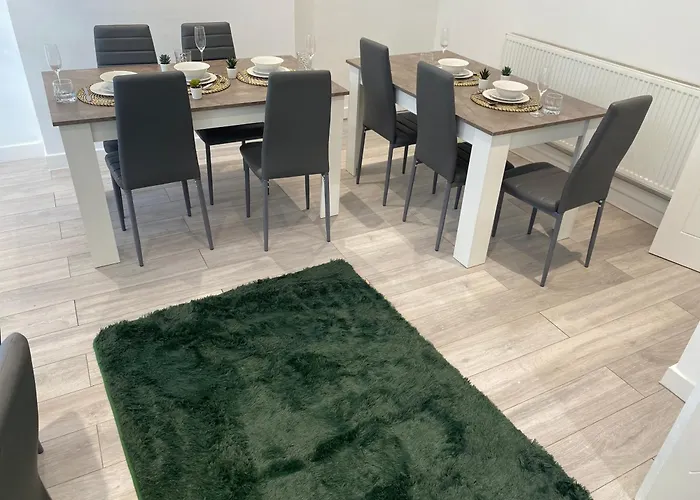 Stylish Home - Close To City Centre, Anfield Stadium - Free Parking